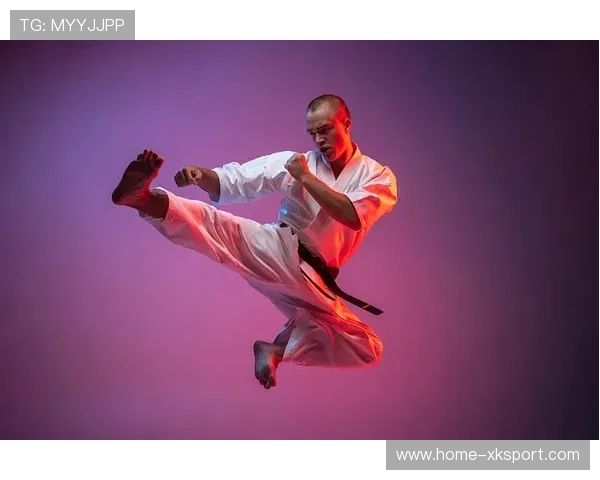 空手道连续三段踢展示灵活技巧